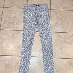 Beautiful Forever 21 Dusty Blue Filigree Paisley Patterned Pants size 0/25